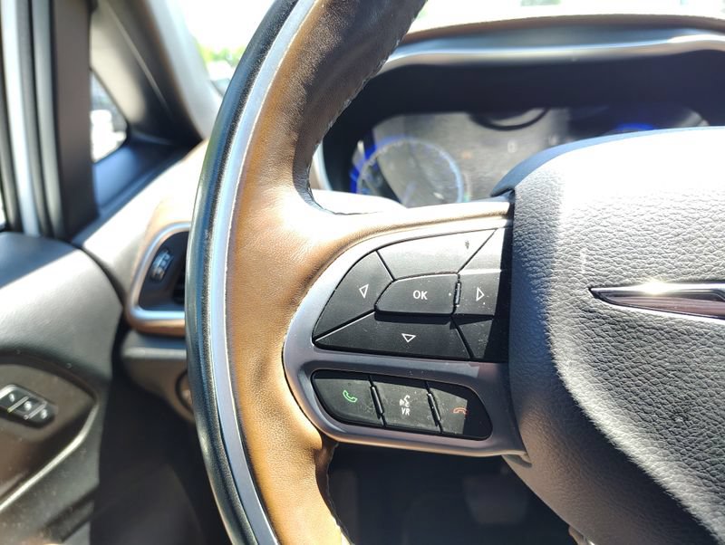 Used 2020 Chrysler Pacifica Limited w/ Advanced Safetytec Group FWD image 11