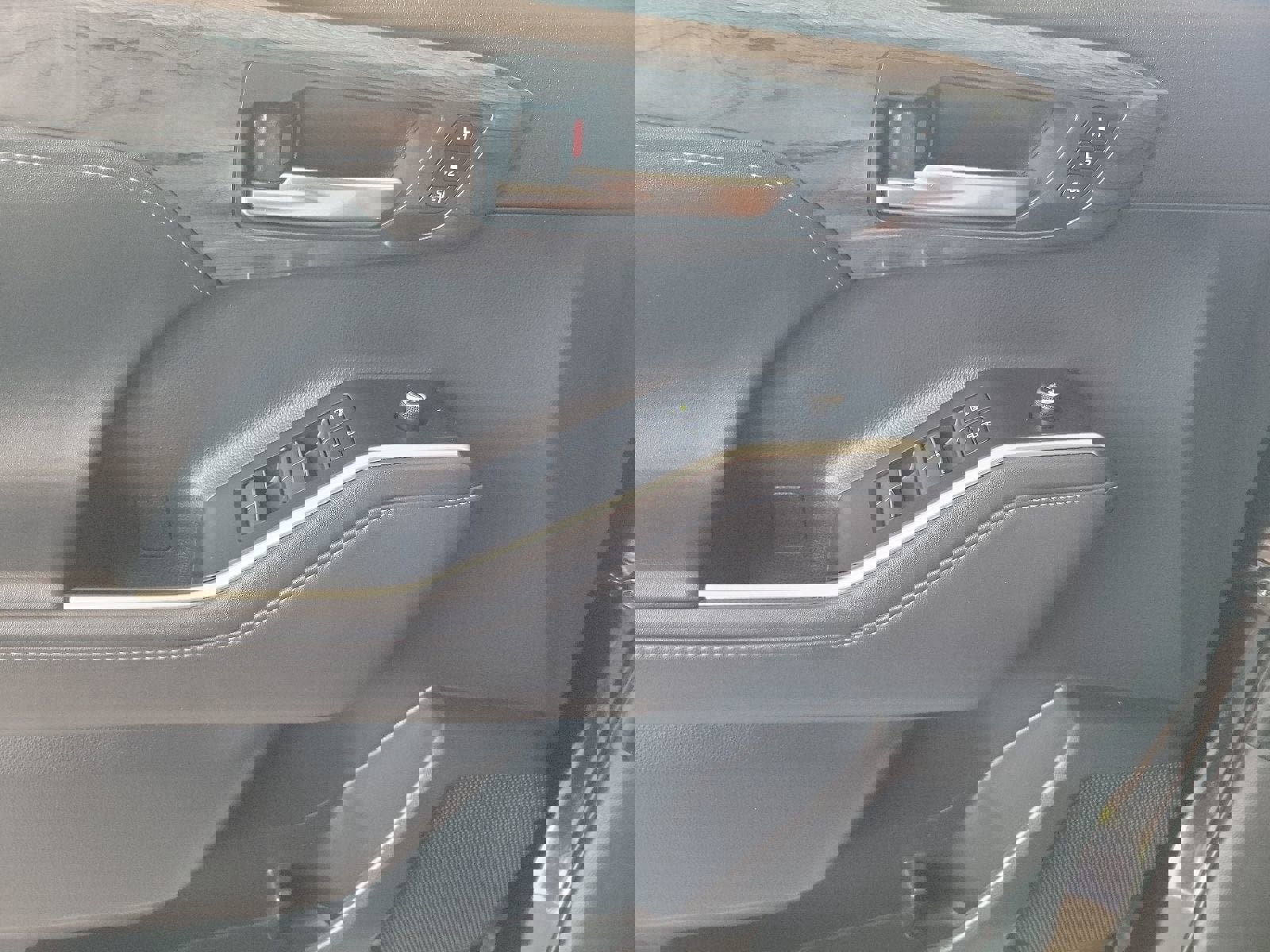 Used 2020 Toyota Highlander Limited FWD image 19