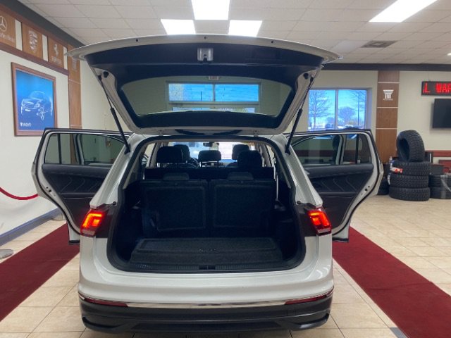 Used 2023 Volkswagen Tiguan SE w/ Panoramic Sunroof Package FWD image 17