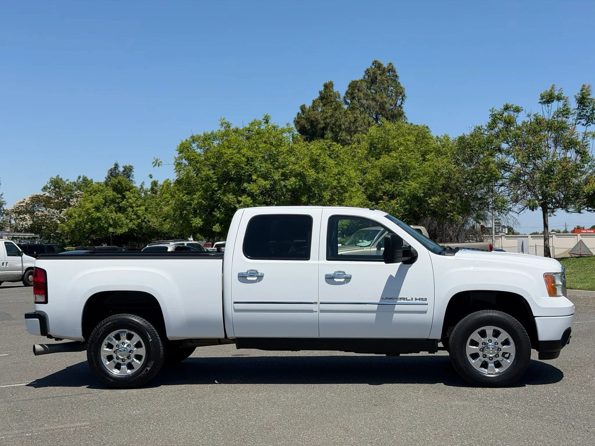 Used 2011 GMC Sierra 3500 Denali w/ Suspension Package, Off-Road AWD/4WD image 6