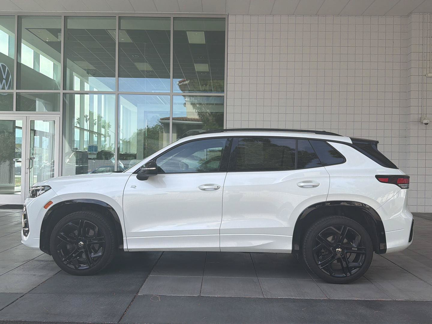 Certified 2025 Volkswagen Tiguan SE R-Line AWD/4WD image 2