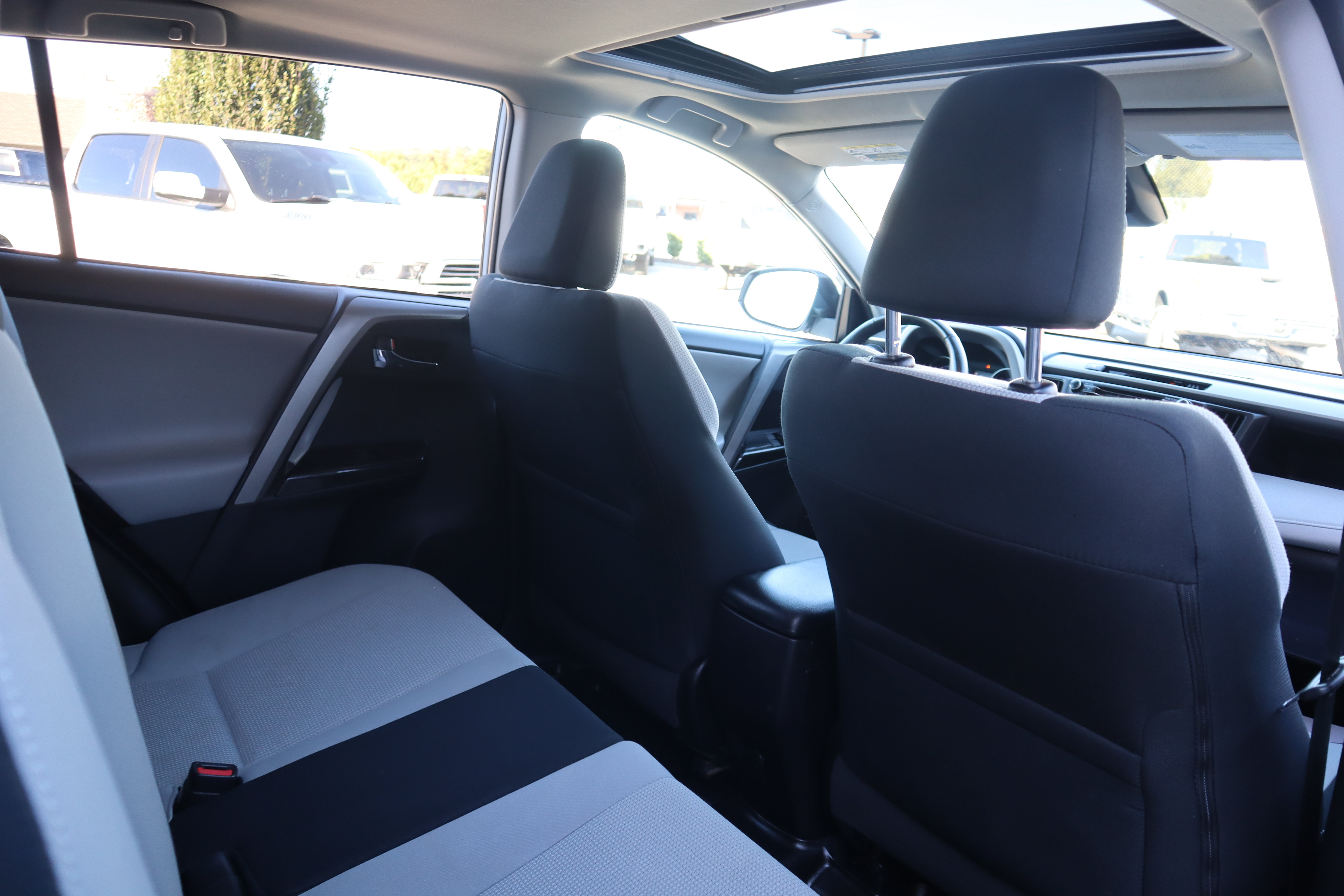 Used 2018 Toyota RAV4 XLE AWD/4WD image 27