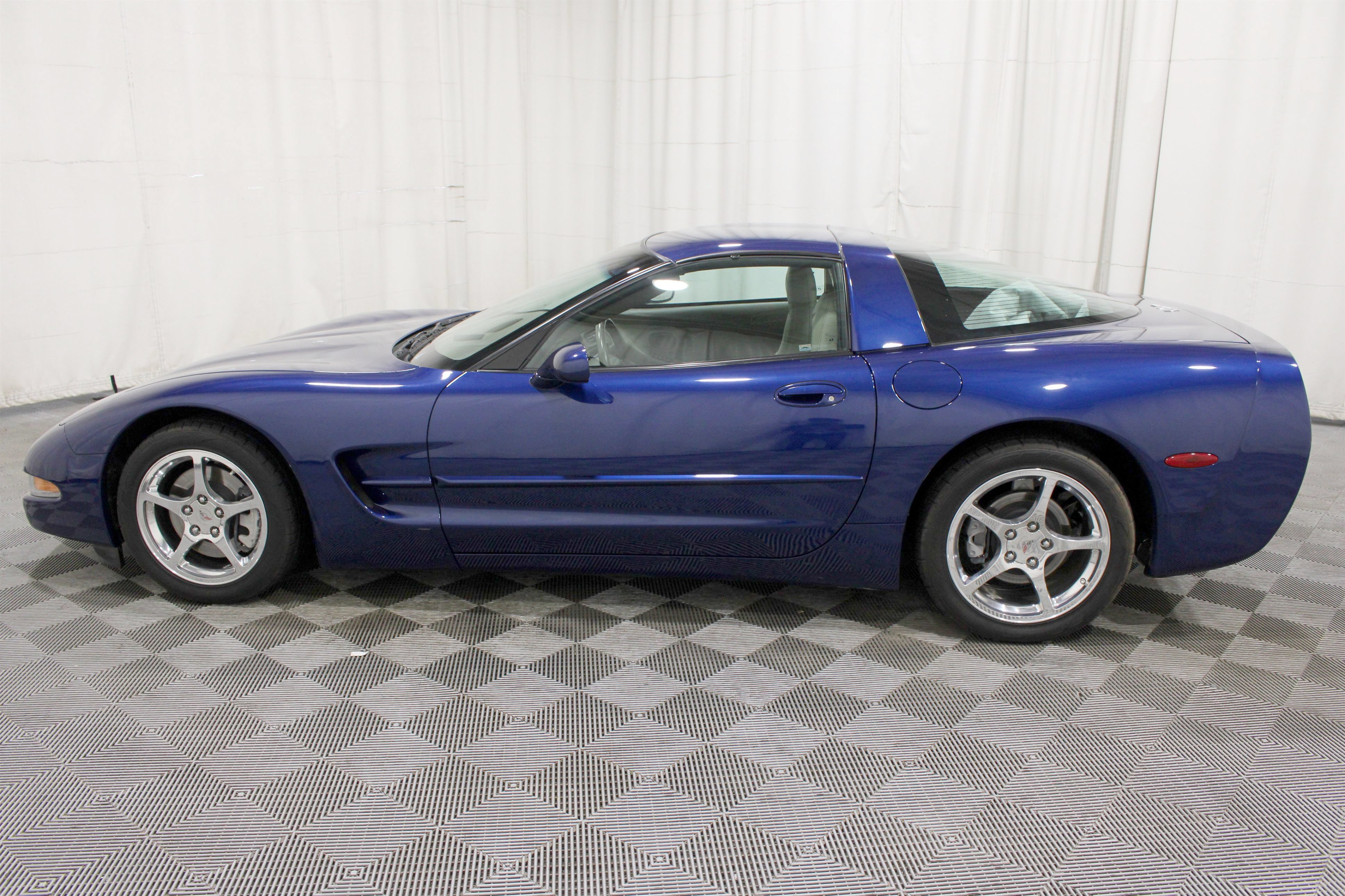 Used 2004 Chevrolet Corvette Coupe w/ Preferred Equipment Group RWD image 22