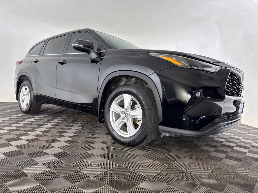 Used 2024 Toyota Highlander LE AWD/4WD image 2