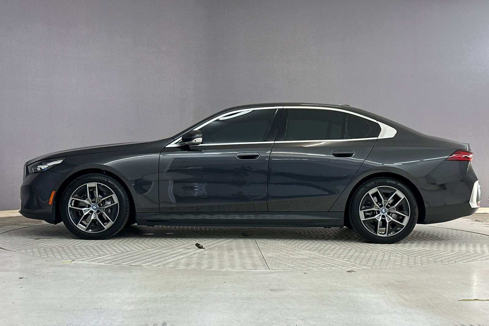Certified 2024 BMW i5 eDrive40i w/ Premium Package RWD image 2