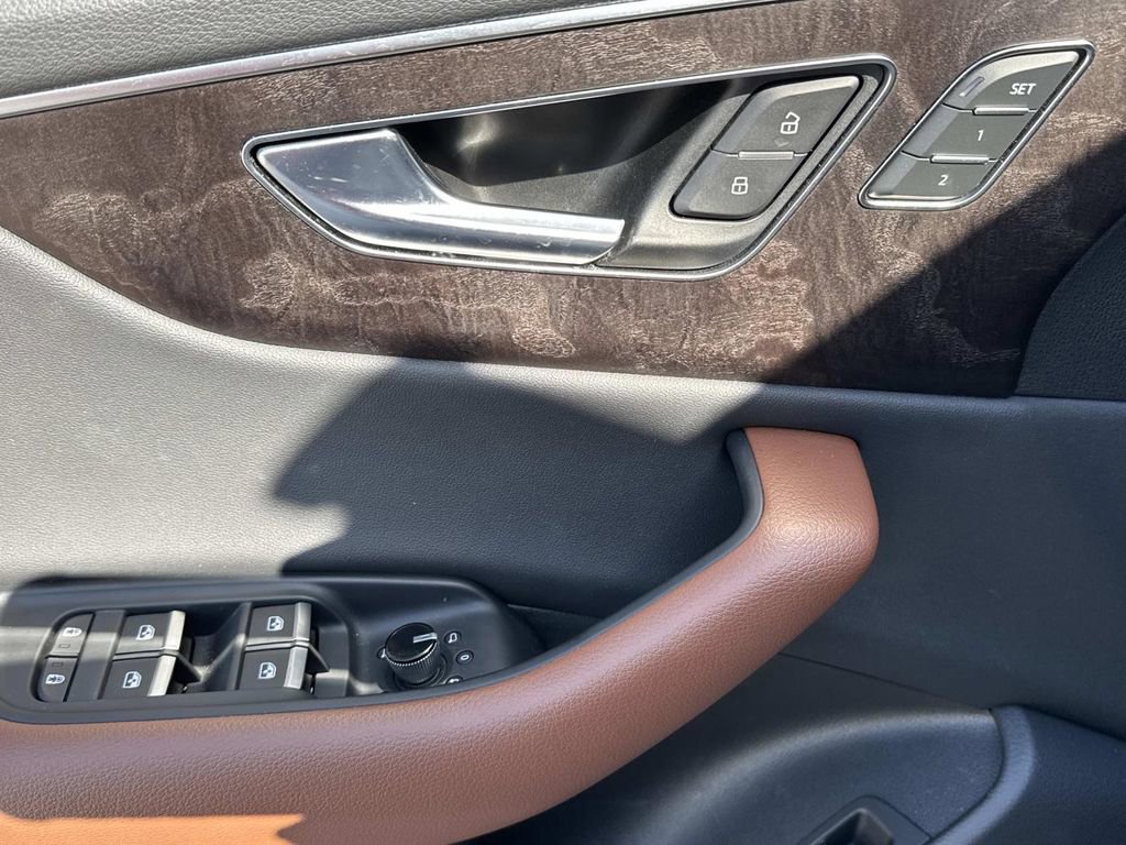 Used 2023 Audi Q8 Premium image 22