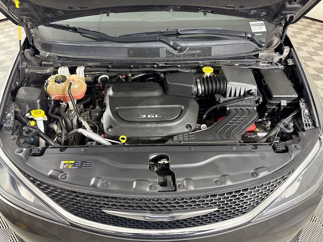 Used 2017 Chrysler Pacifica Touring Plus w/ Tire & Wheel Group image 29