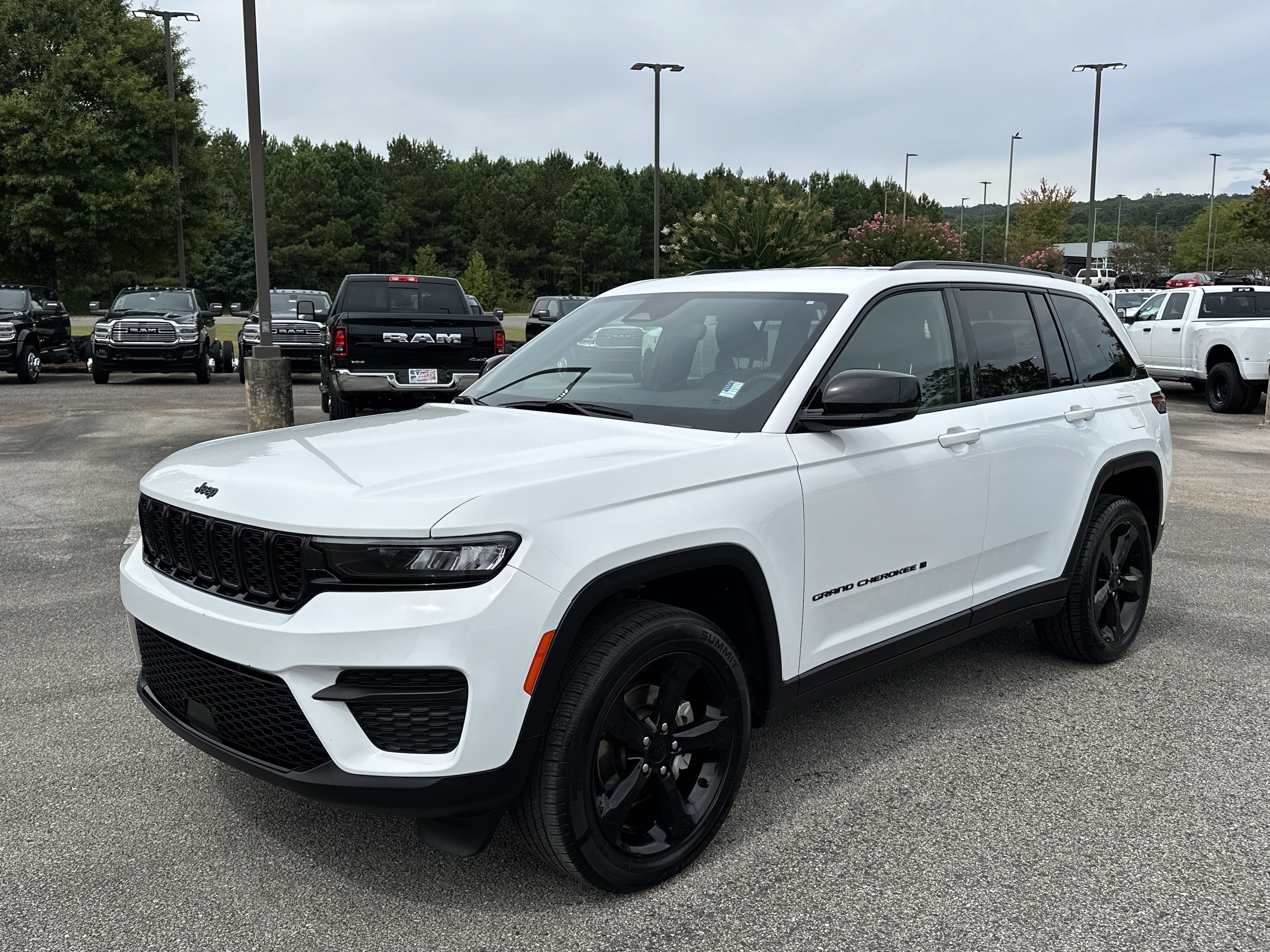Used 2023 Jeep Grand Cherokee Altitude image 3