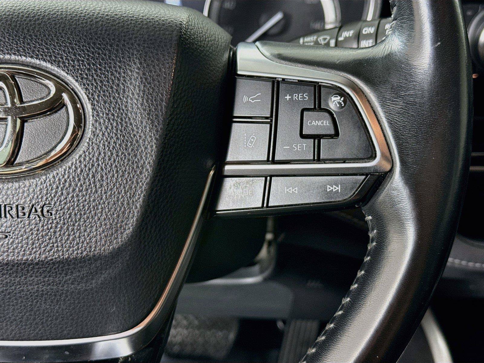 Used 2021 Toyota Highlander XLE AWD/4WD image 18