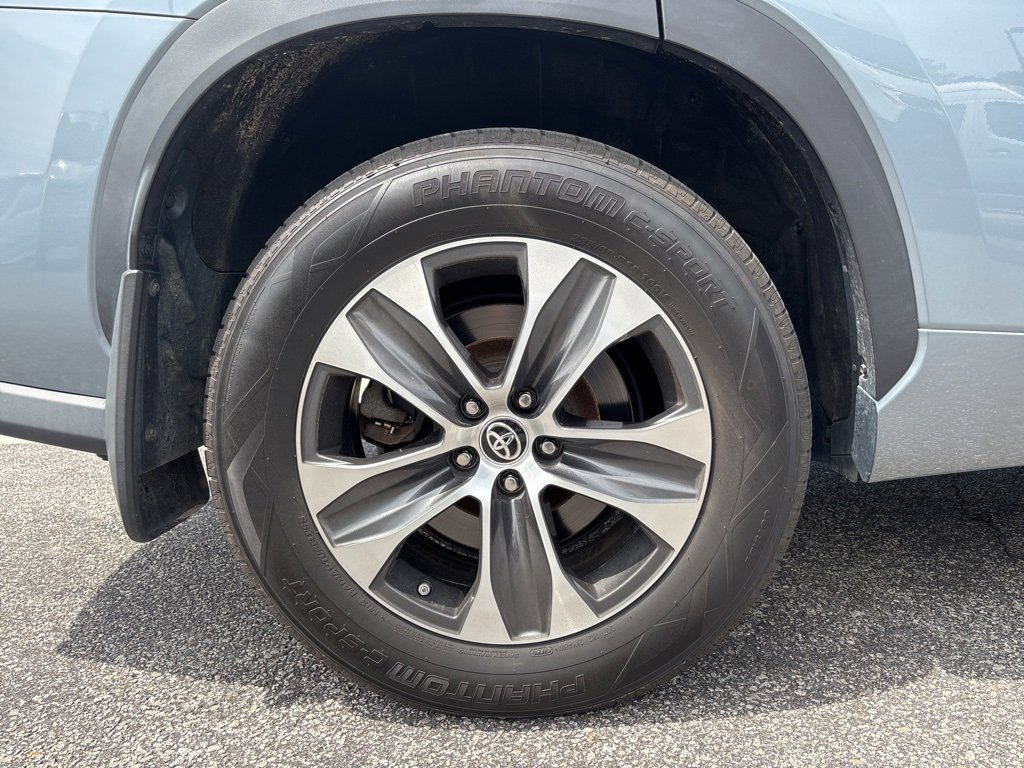 Used 2021 Toyota Highlander XLE image 12