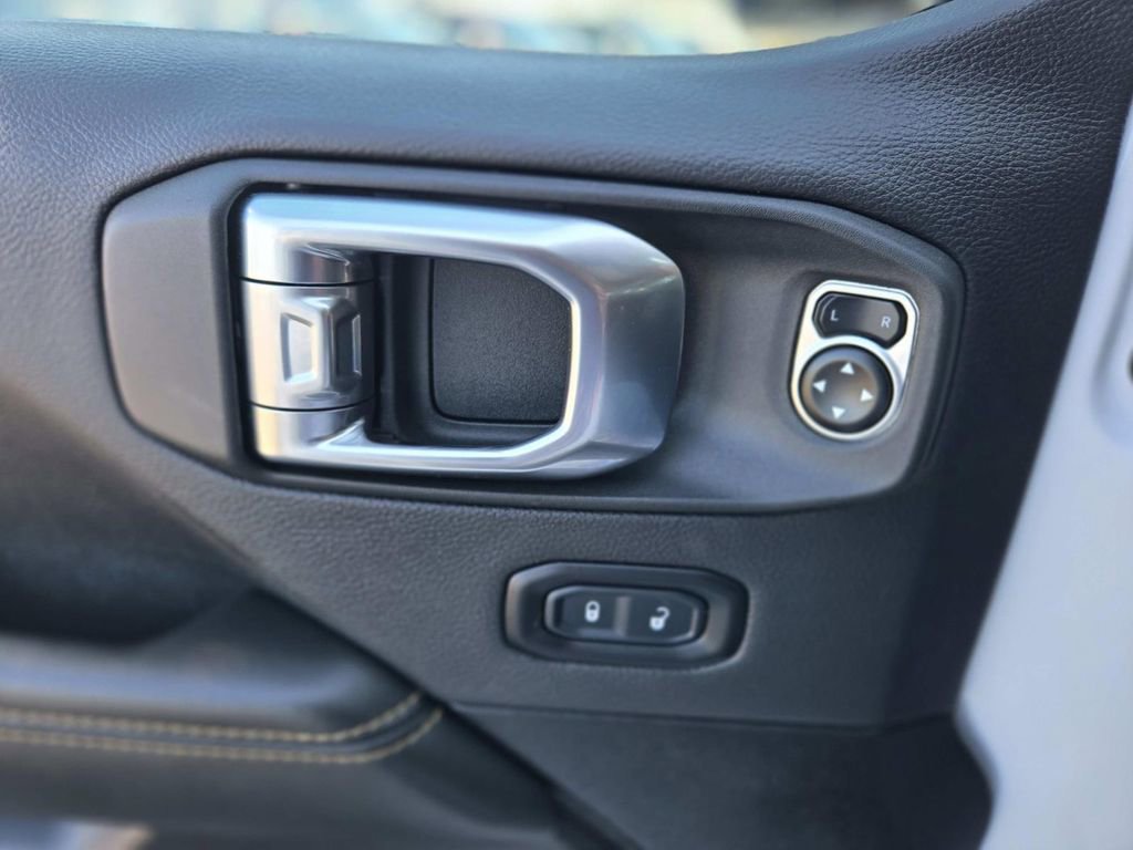 Used 2025 Jeep Wrangler Unlimited Sahara image 36