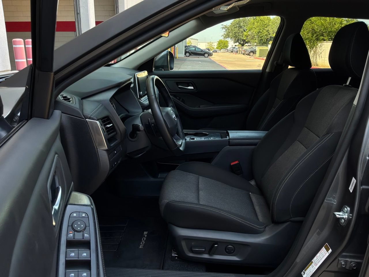 Used 2025 Nissan Rogue SV FWD image 10