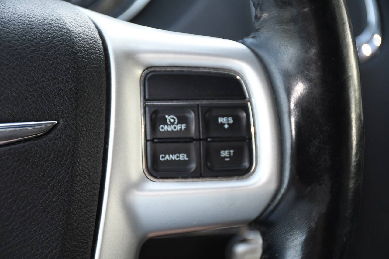 Used 2015 Chrysler Town & Country Touring-L w/ Driver Convenience Group FWD image 35