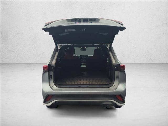 Used 2021 Toyota Highlander XSE FWD image 6
