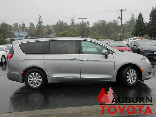 Used 2017 Chrysler Pacifica Touring-L image 3