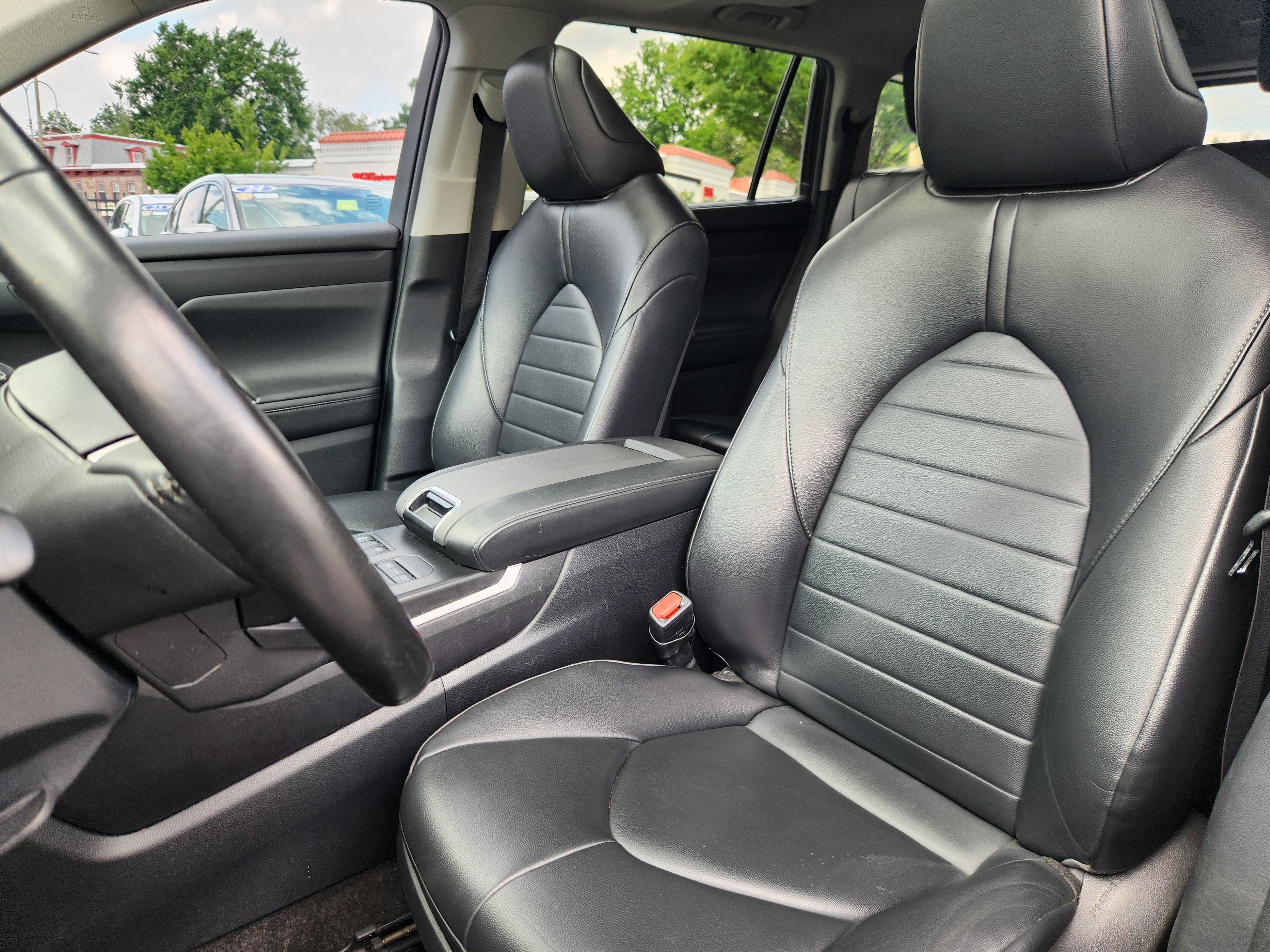 Used 2023 Toyota Highlander XLE AWD/4WD image 7