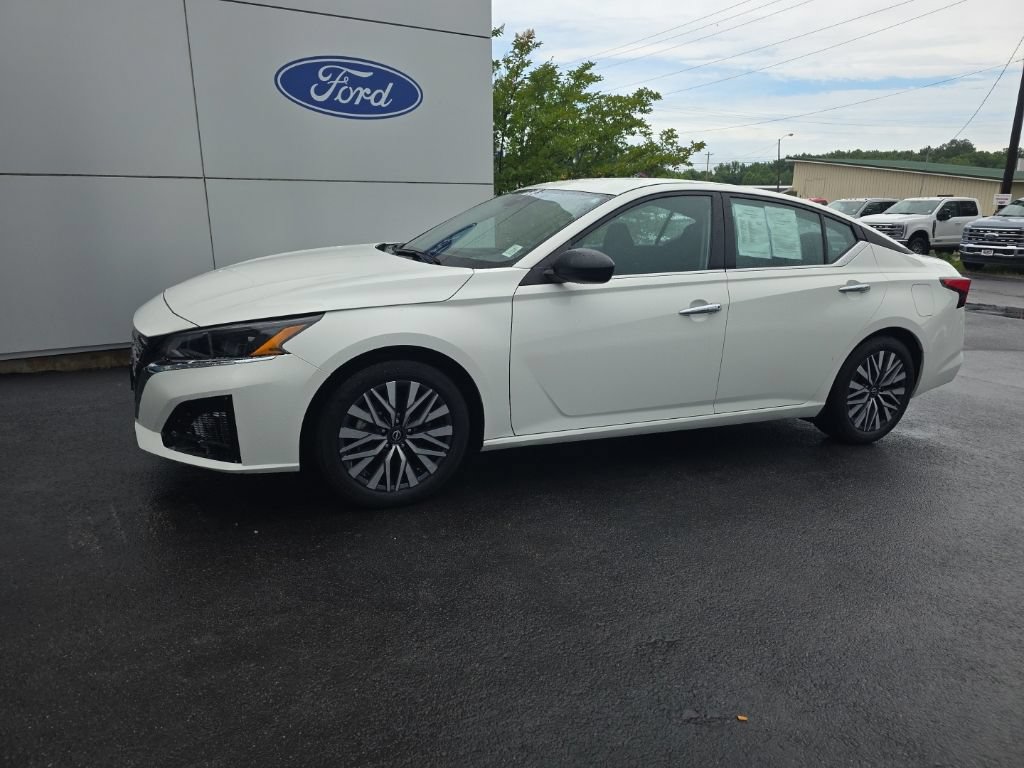 Used 2025 Nissan Altima 2.5 SV FWD image 2