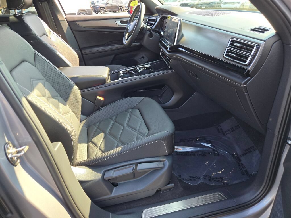 Used 2024 Volkswagen Atlas Cross Sport SE w/ Panoramic Sunroof Package AWD/4WD image 17
