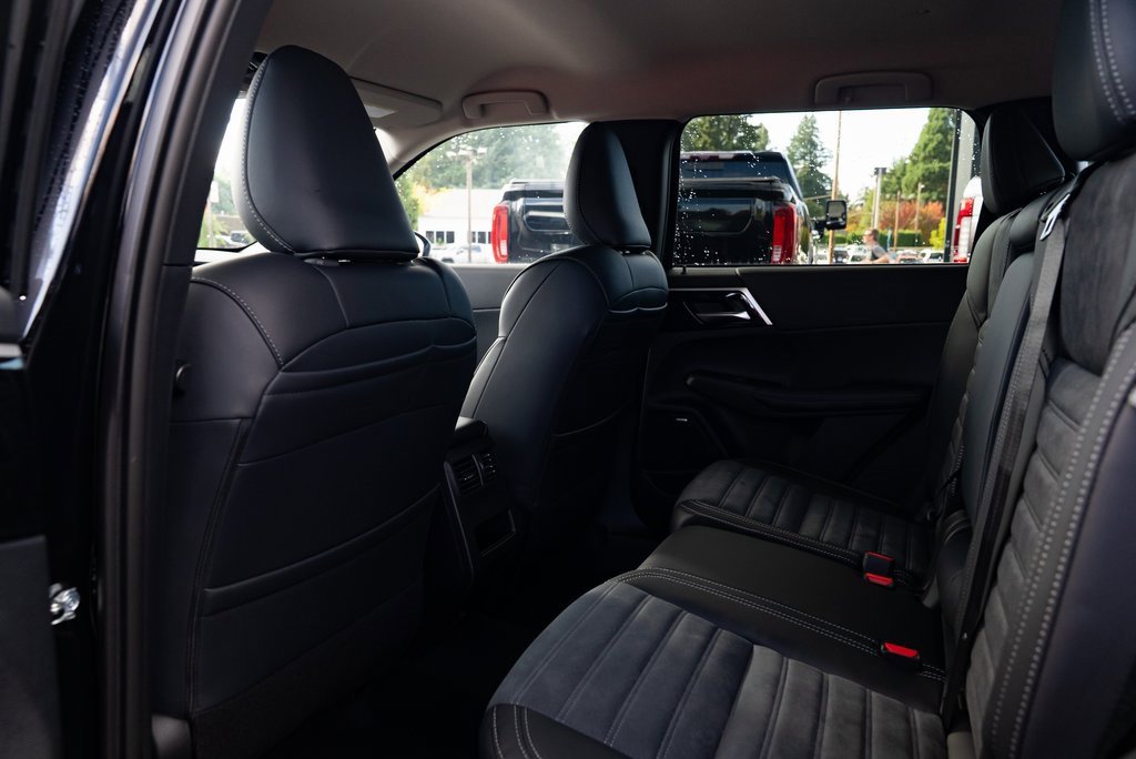 New 2025 Mitsubishi Outlander SE image 21
