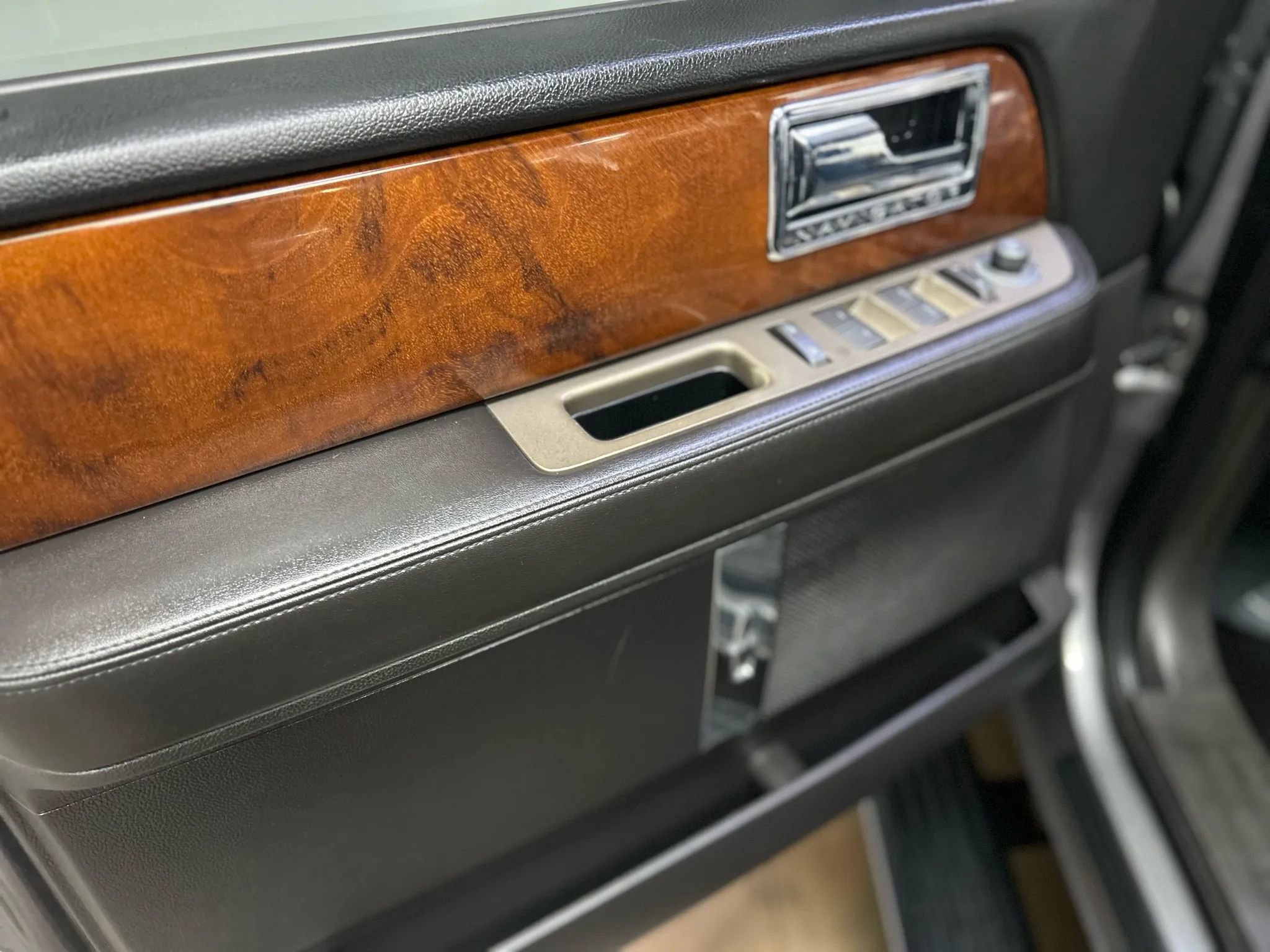 Used 2011 Lincoln Navigator 2WD image 16