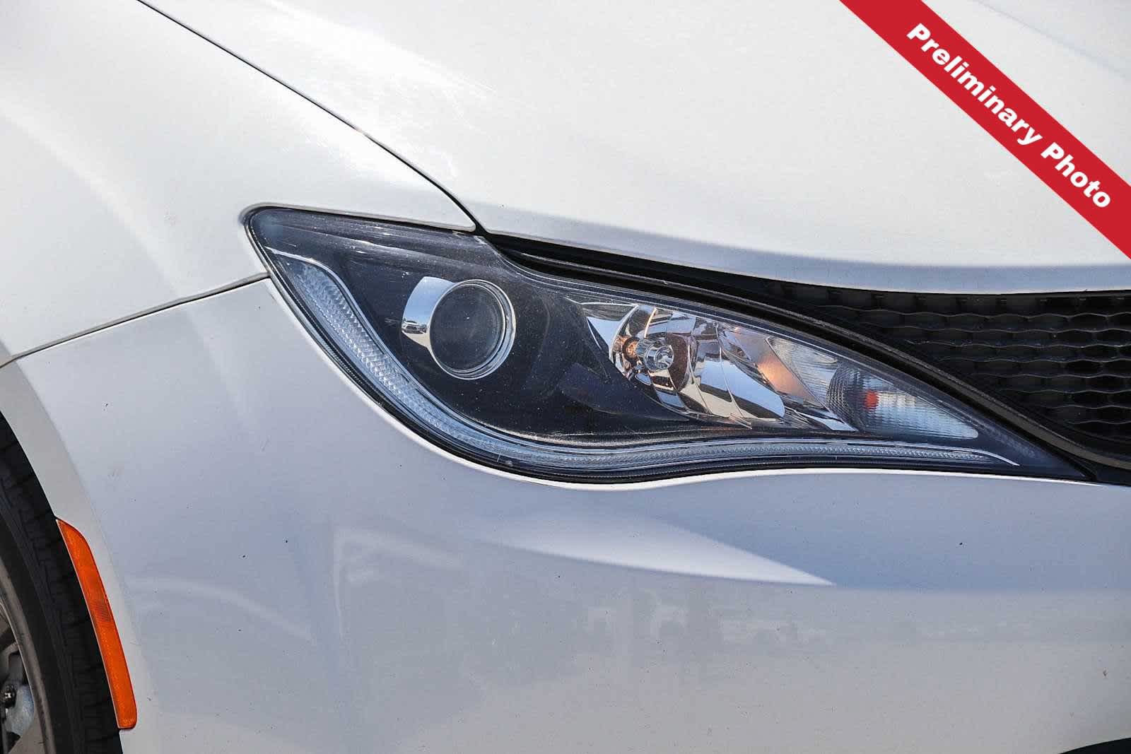 Used 2018 Chrysler Pacifica Touring Plus w/ S Appearance Package FWD image 4