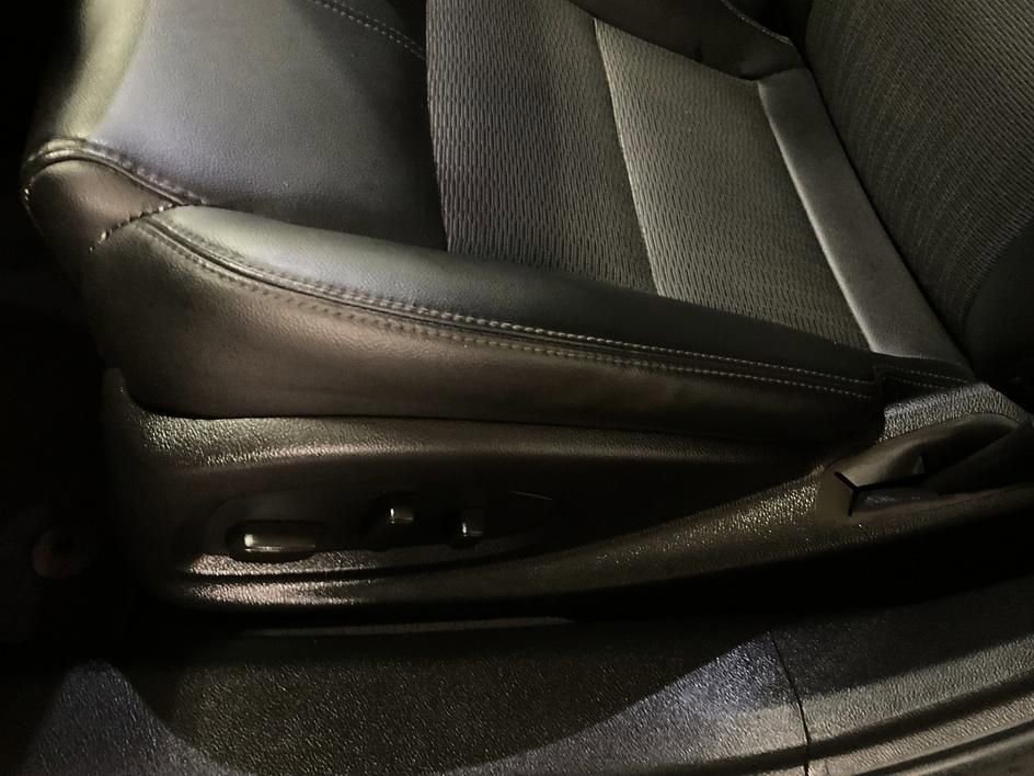 Used 2015 Chevrolet Impala LT w/ Convenience Package image 16