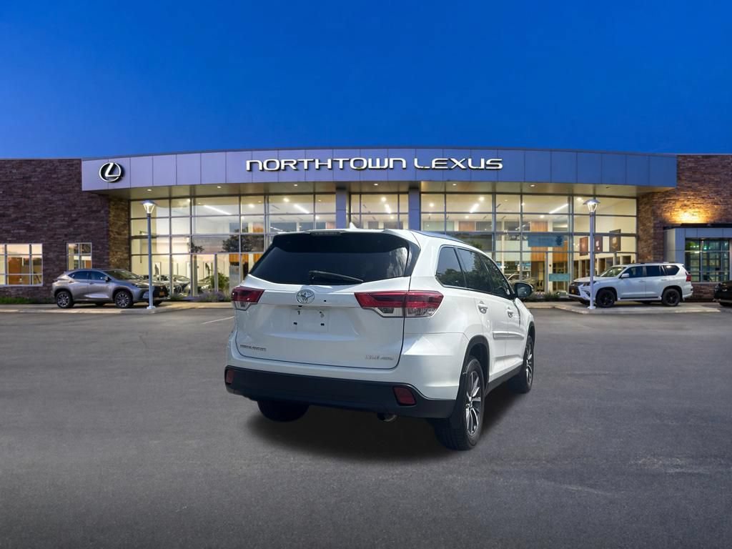 Used 2019 Toyota Highlander XLE AWD/4WD image 23