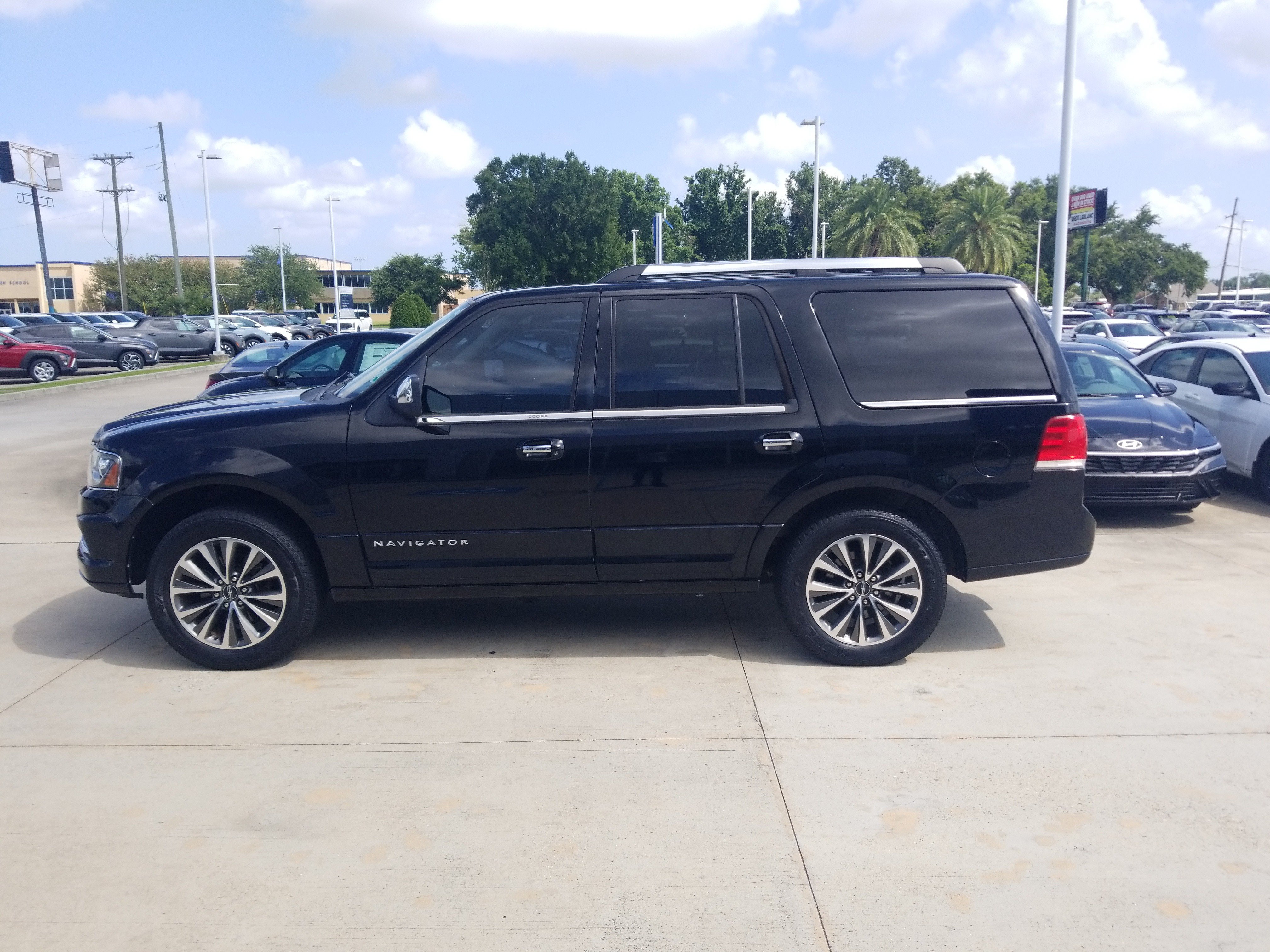 Used 2017 Lincoln Navigator Select RWD image 4