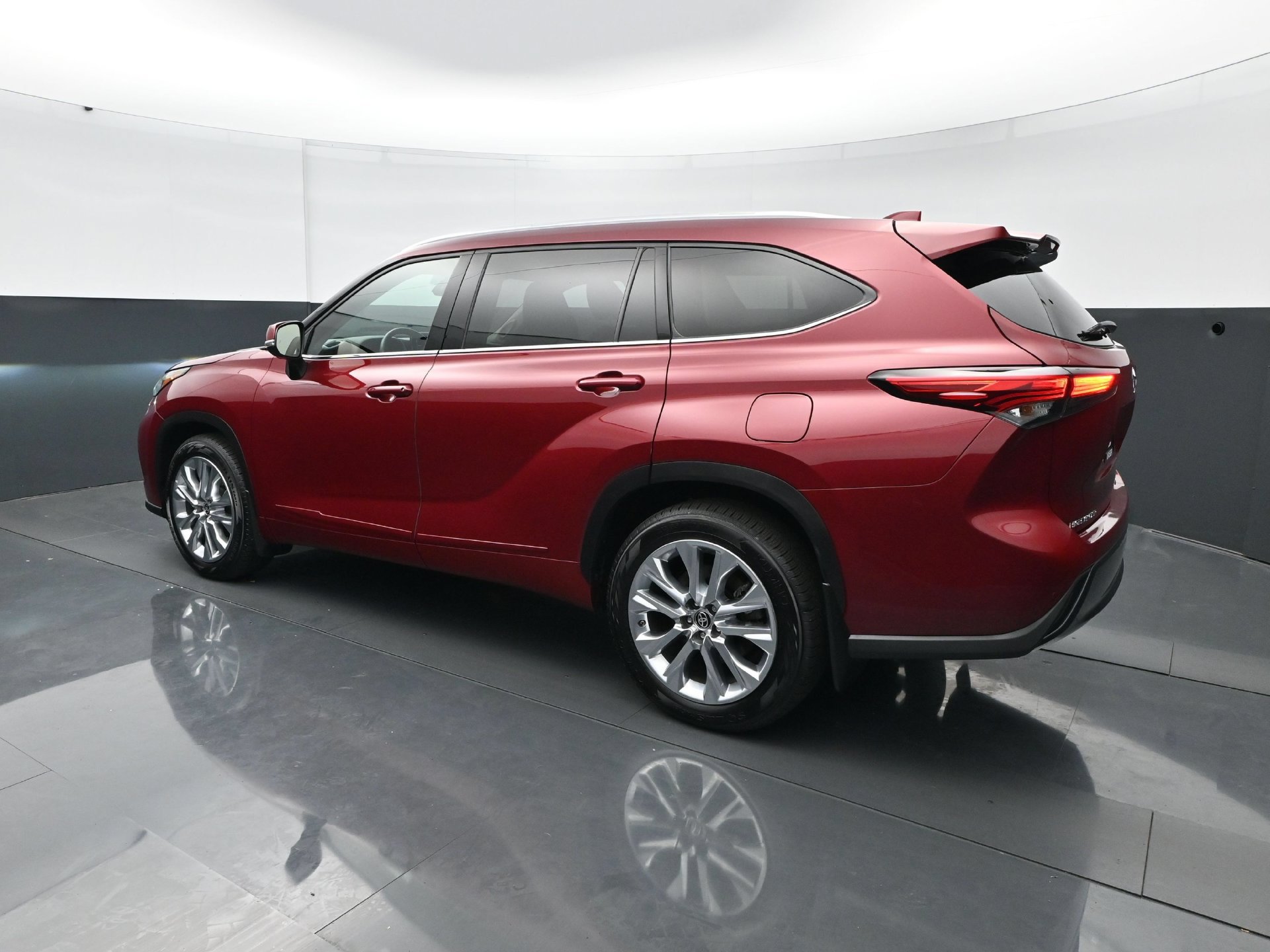 Used 2021 Toyota Highlander Limited AWD/4WD image 4