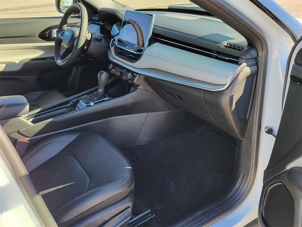 Used 2025 Jeep Compass Limited image 9