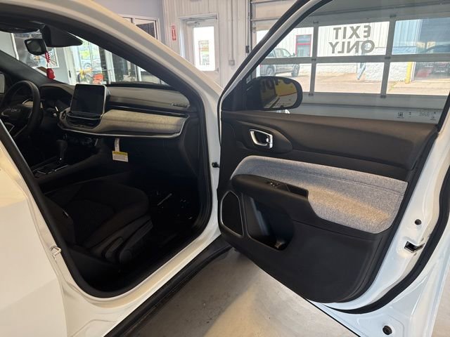 Used 2025 Jeep Compass Sport w/ Mopar Graphics Package image 18
