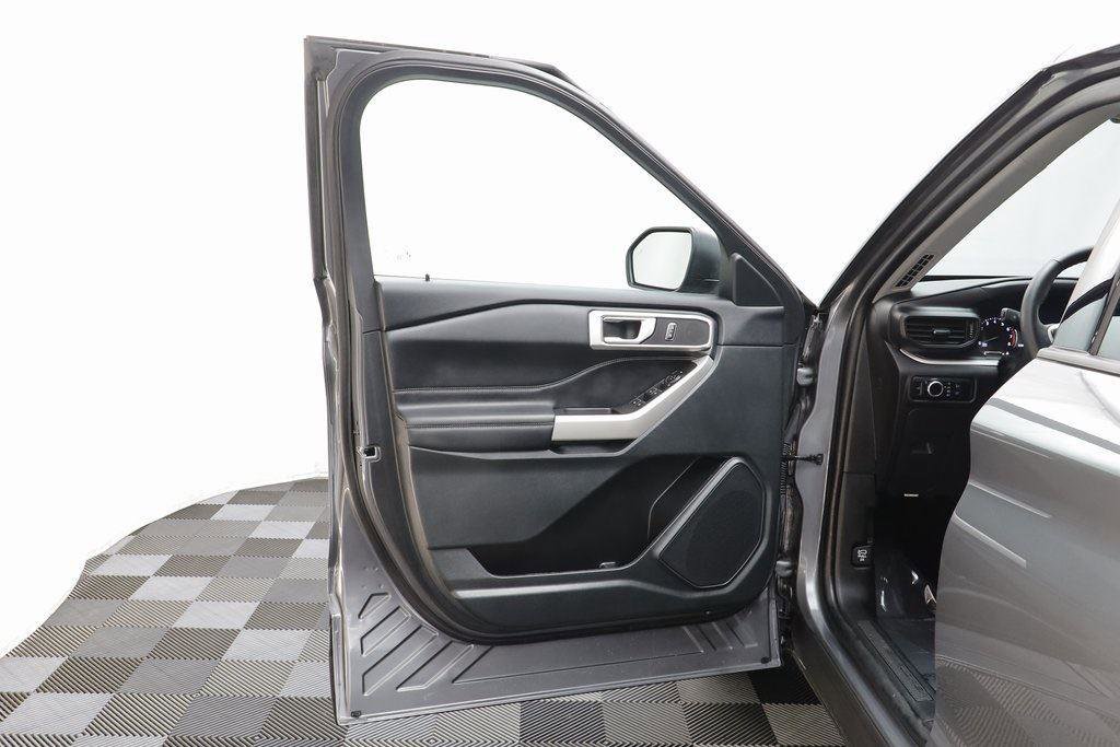 Used 2024 Ford Explorer XLT image 5