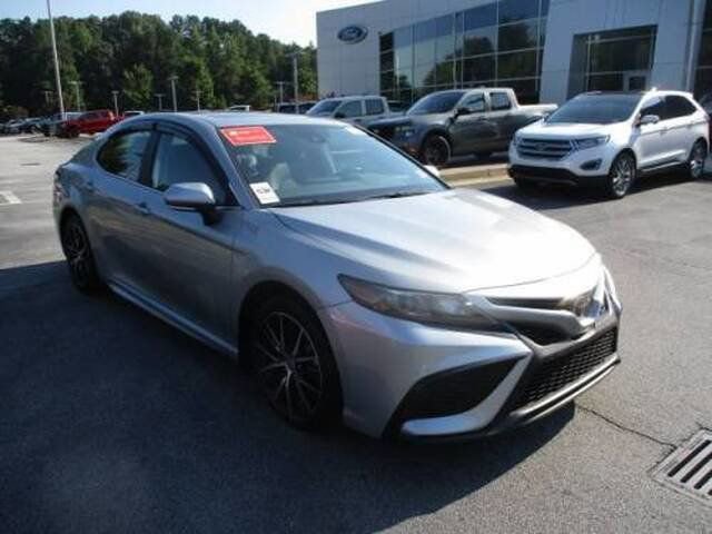 Used 2024 Toyota Camry SE w/ Cold Weather Package image 2