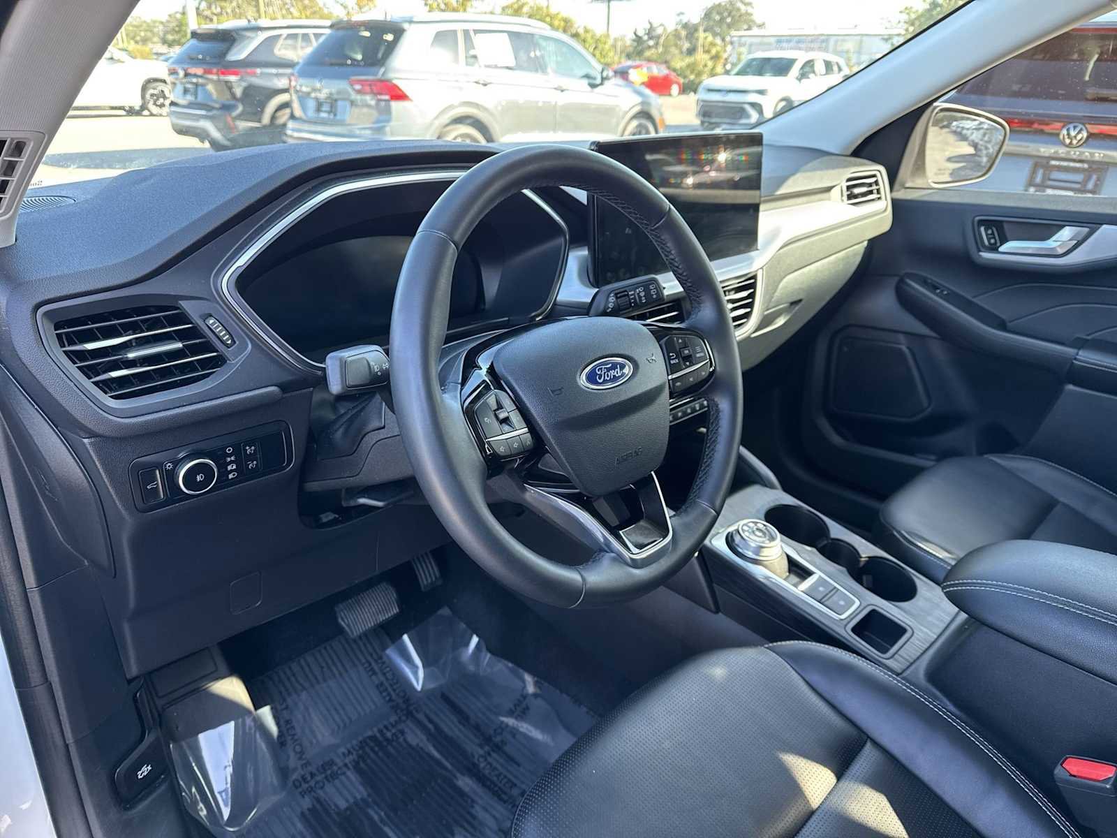 Used 2023 Ford Escape Platinum image 2