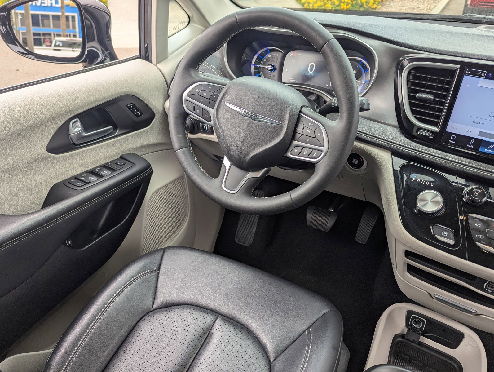 Used 2024 Chrysler Pacifica Select image 16