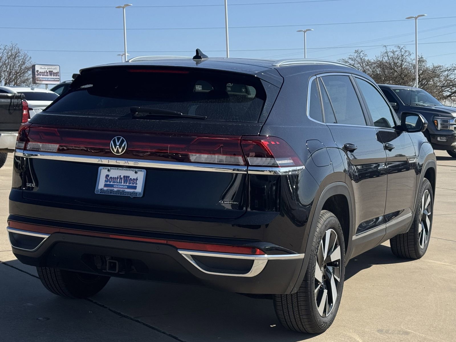 Used 2025 Volkswagen Atlas Cross Sport SEL image 4