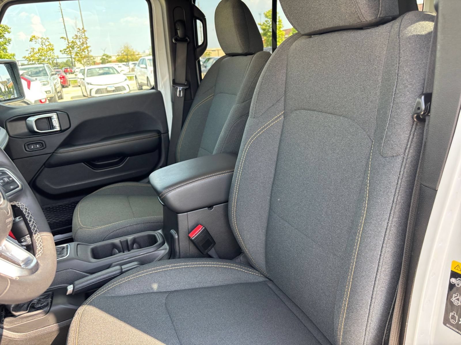 Used 2025 Jeep Wrangler Unlimited Sahara AWD/4WD image 33