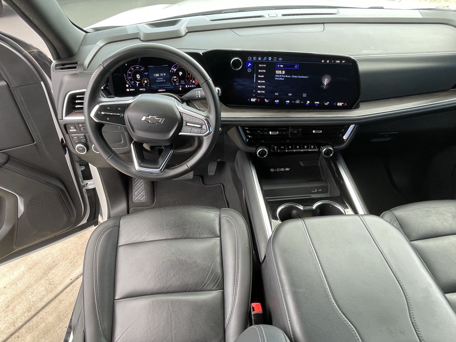 Used 2025 Chevrolet Suburban Z71 AWD/4WD image 12