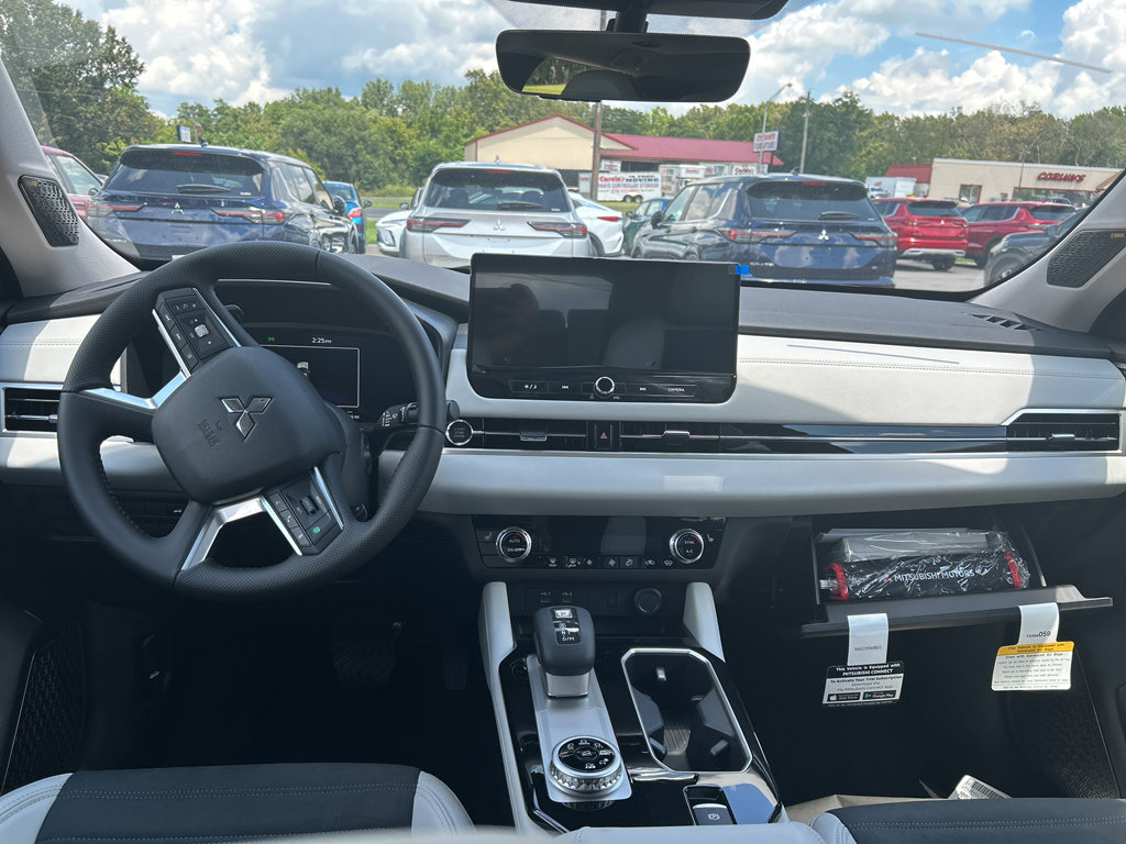 New 2025 Mitsubishi Outlander SE image 8