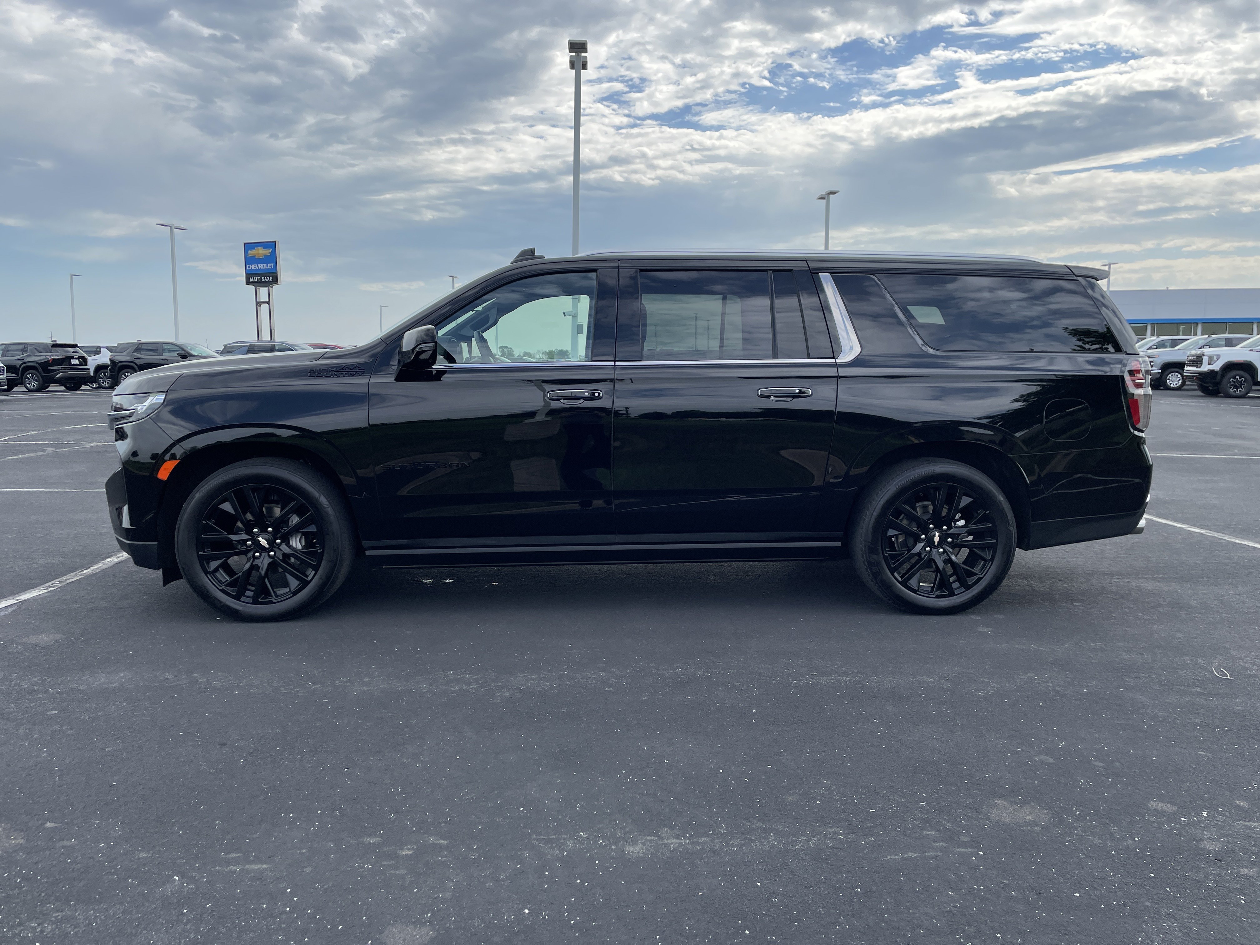 Used 2023 Chevrolet Suburban High Country AWD/4WD image 2