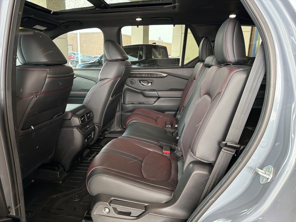 Certified 2025 Honda Pilot Black Edition image 19