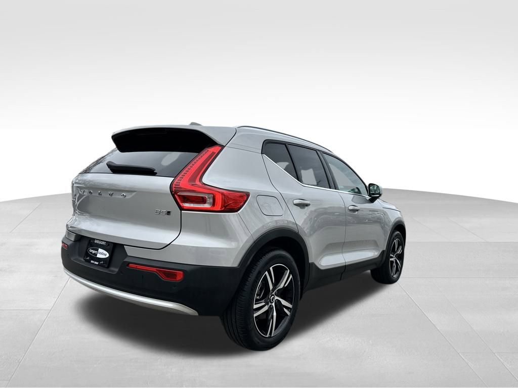 Used 2025 Volvo XC40 B5 Core image 7