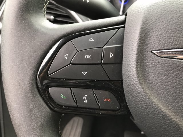Used 2025 Chrysler Pacifica Limited FWD image 9