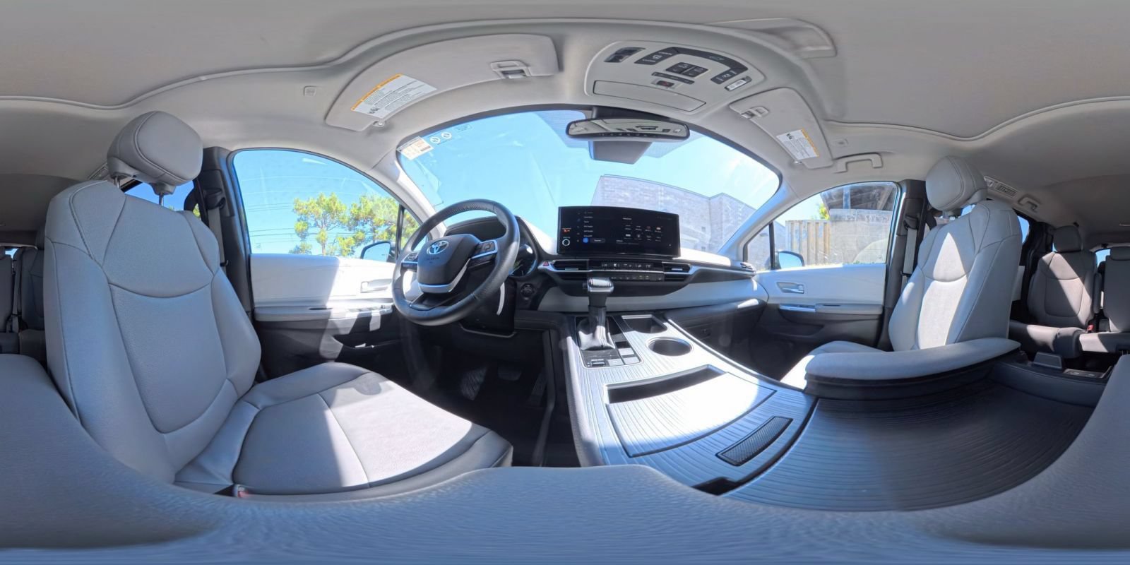 Used 2025 Toyota Sienna XLE FWD image 45