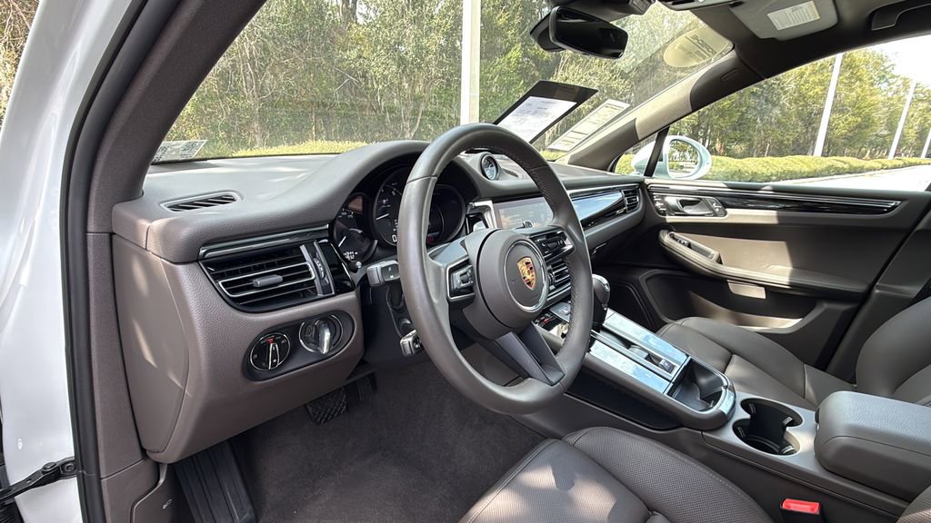 Certified 2025 Porsche Macan image 4