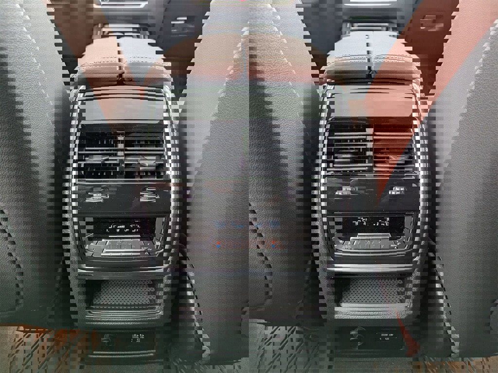 New 2025 BMW X7 xDrive40i w/ Premium Package image 31