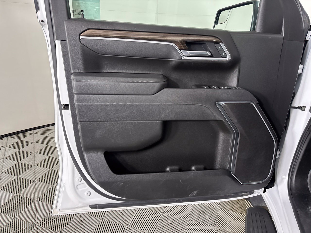 Used 2025 Chevrolet Silverado 1500 LT AWD/4WD image 7