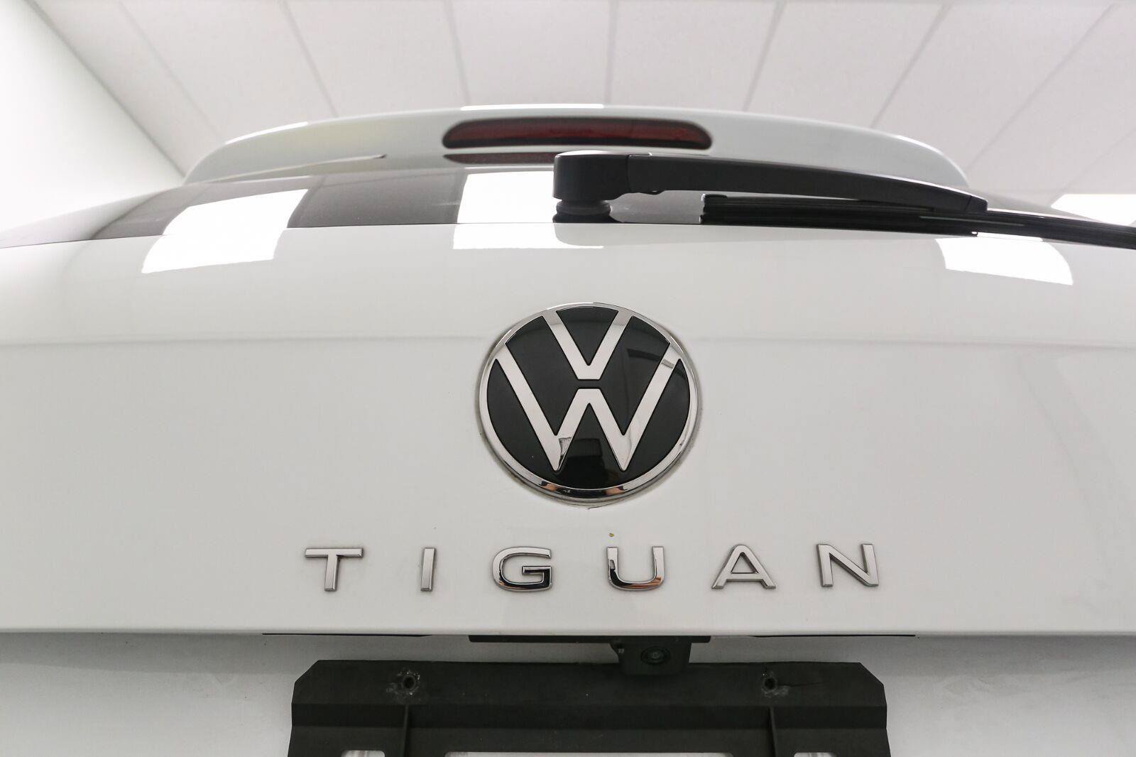 Certified 2023 Volkswagen Tiguan SE R-Line AWD/4WD image 15