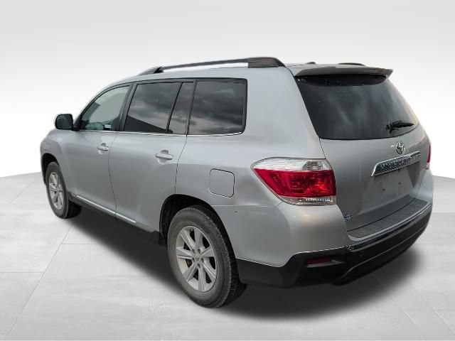 Used 2012 Toyota Highlander SE w/ Tow Pkg FWD image 6