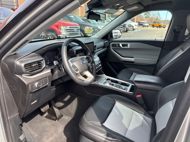 Certified 2022 Ford Explorer XLT w/ Equipment Group 202A image 9